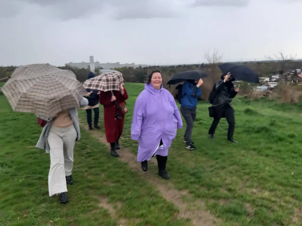 Vereinsfrauen* bei einem Ausflug auf einer ausgetretenen Wiese bei windigem Wetter