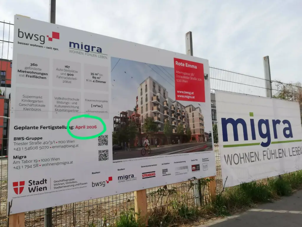 Schild vor der Baustelle der Roten Emma, "Geplante Fertigstellung: April 2026" ist markiert