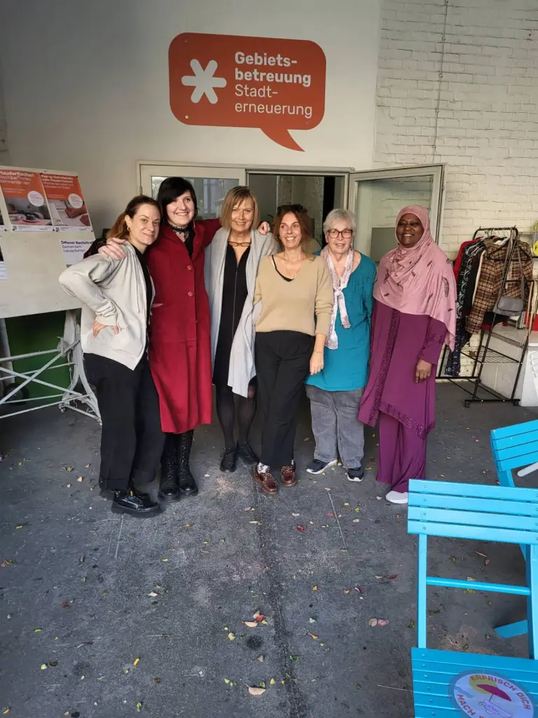 Unsere den Vorstand bildenden Vereinsfrauen*, die vor der Wiener Gebietsbetreuung stehen